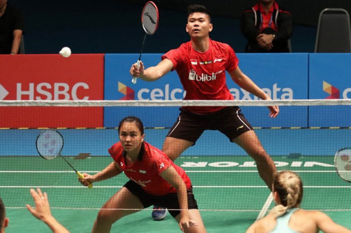 Pasangan ganda campuran nasional Indonesia, Praveen Jordan/Melati Daeva Oktavianti, saat melakoni laga melawan Chris Adcock/Gabrielle Adcock (Inggris) pada babak kesatu Malaysia Open 2018 di Axiata Arena, Bukit Jalil, Kuala Lumpur, Malaysia, Selasa (26/6/2018).