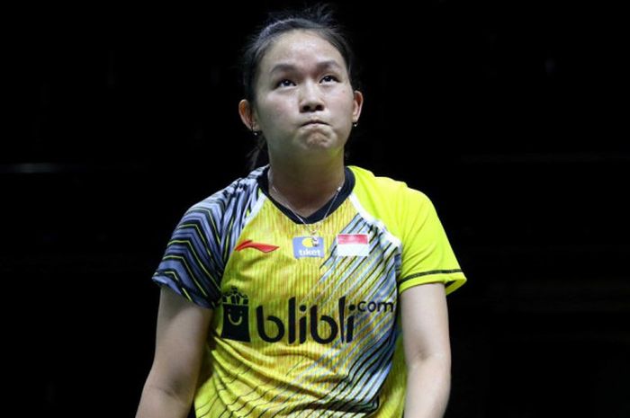 Reaksi pebulu tangkis tunggal putri, Ruselli Hartawan , setelah ditaklukkan oleh Busanan Ongbamrungphan (Thailand) pada laga perempat final Piala Uber 2018 yang berlangsung di Impact Arena, Bangkok, Thailand, Kamis (24/5/2018).