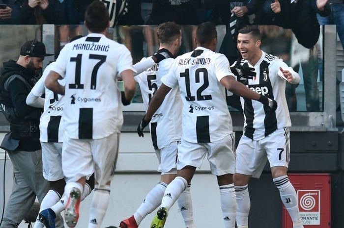 Megabintang Juventus, Cristiano Ronaldo (kanan), merayakan gol yang dicetak ke gawang Sampdoria dalam laga Liga Italia di Stadion Allianz, Turin pada 29 Desember 2018.