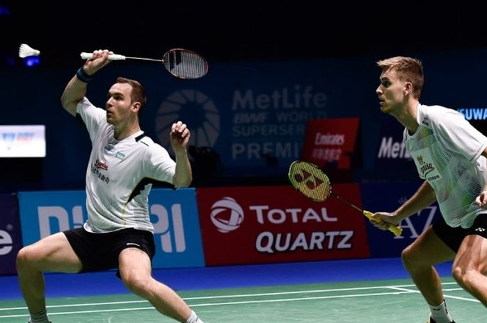 Pasangan ganda putra Denmark, Mads Conrad-Petersen/Mads Pieler Kolding, saat menjalani pertandingan melawan Angga Pratama/Ricky Karanda Suwardi (Indonesia) pada laga penyisihan grup BWF Superseries Finals di Hamdan Sports Complex, Dubai, Uni Emirat Arab, 16 Desember 2016.