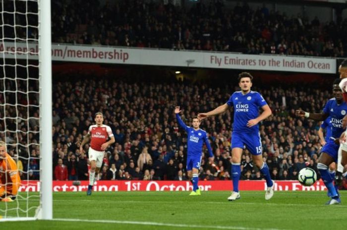 Striker Arsenal, Pierre-Emerick Aubameyang (kanan), melesakkan bola untuk menjebol gawang Leicester City dalam partai Liga Inggris di Stadion Emirates, London, 22 Oktober 2018.