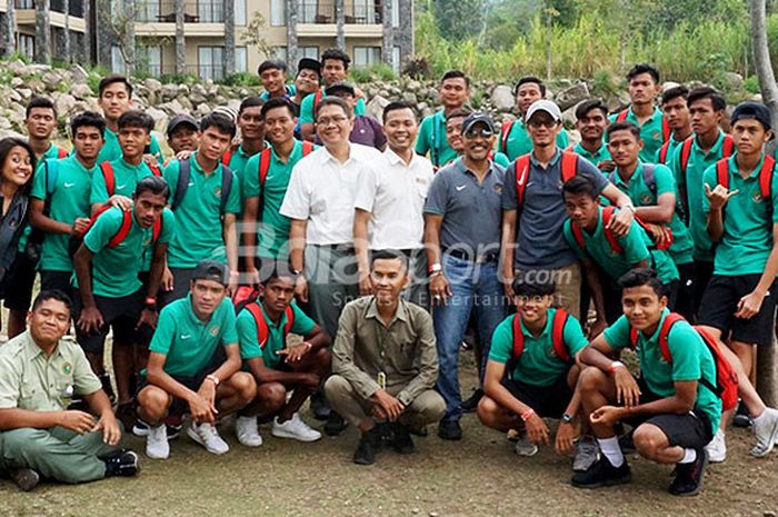  Pemain timnas U-16 Indonesia berpose bersama saat berkunjung ke Taman Safari Prigen, Jawa Timur, Minggu (21/07/2018) siang. 