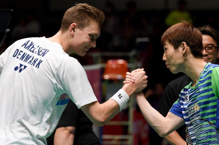 Pebulu tangkis tunggal putra dari Denrmak, Viktor Axelsen, bersalaman dengan Son Wan-ho (Korea Selatan) sebelum memulai pertandingan babak semifinal turnamen Jepang Terbuka yang berlangsung di Tokyo Metropolitan Gymnasium, Sabtu (23/9/2017).