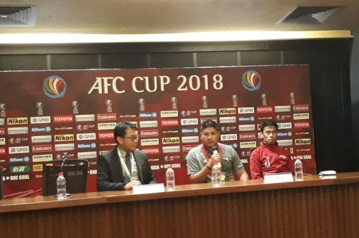 Pelatih Home United, Aidil Sharin (tengah) memberikan keterangan pers seusai mengalahkan Persija pada leg kedua semifinal Zona ASEAN Piala AFC 2018 di SUGBK, 15 Mei 2018. 