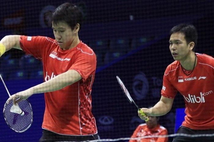 Pasangan ganda putra Indonesia Hendra Setiawan/Marcus Fernaldi Gideon, melakukan servis ketika tampil pada partai keempat melawan India pada babak penyisihan Grup B Piala Thomas yang berlangsung di Kunshan Sport Center, China, Rabu (18/5/2016).