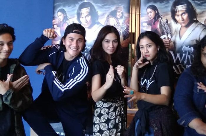 Kunjungan pemeran film Wiro Sableng Pendekar Kapak Maut Naga Geni 212 ke kantor Tribunnews Solo, Minggu (2/9/2018). Dari kiri: Yusuf Mahardika, Vino G Bastian, Marsha Timothy, Sherina Munaf dan Fariz Al Farizi