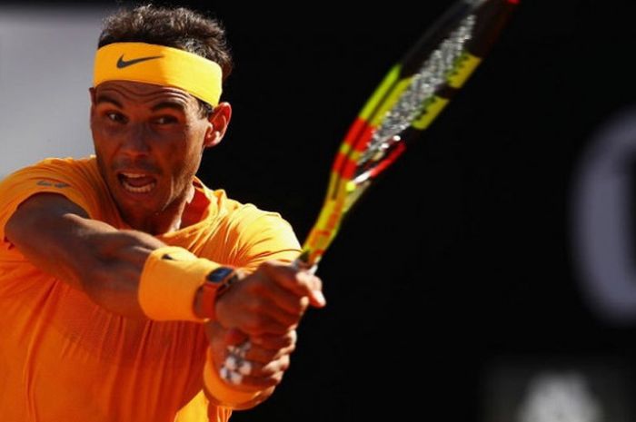 Aksi Rafael Nadal saat melakoni laga final Italian Open 2018 yang berlangsung pada Minggu (20/5/2018).