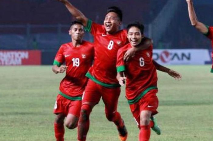 Pemain Indonesia Evan Dimas (2 dari kanan), Muhammad Hargianto (nomor 8), Zulfriandi (nomor 19) dan Muchlis Hadi Ning (kanan) berselebrasi setelah Evan membobol gawang Korea Selatan pada pertandingan kualifikasi Piala Asia U-19 di Stadion Utama Gelora Bung Karno, Jakarta, Sabtu (12/10/2013).