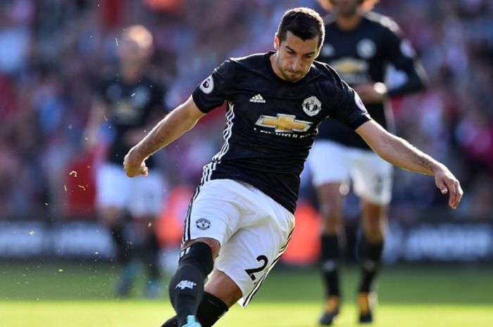 Gelandang Manchester United, Henrikh Mkhitaryan, beraksi dalam laga Liga Inggris kontra Southampton di Stadion St. Mary's, Southampton, pada 23 September 2017.