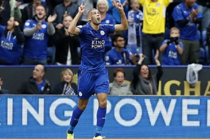 Islam Slimani merayakan golnya ke gawang Burnley, Sabtu (17/9/2016). 