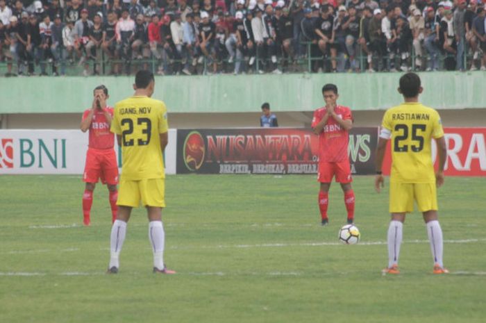 Kiper Persis, Galih Sudaryono (kiri) bersama rekan setim dan para pemain Perserang (kaus kuning) mengheningkan cipta untuk korban teror bom Surabaya dan Sidoarjo sebelum memulai laga Liga 2 2018 di Stadion Manahan, Kota Solo, 15 Mei 2018. 