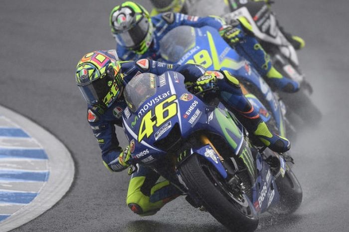 Valentino Rossi beraksi saat sesi latihan bebas kedua MotoGP Jepang, Jumat (13/10/2017).