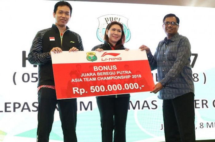 Pebulu tangkis ganda putra Malaysia, Hendra Setiawan (kiri), berpose dengan Kabid Binpres PP PBSI Susy Susanti saat menerima secara simbolis bonus Rp 500 juta bagi tim putra Indonesia yang menjuarai Kejuaraan Beregu Asia 2018. Penyerahan secara simbolis dilakukan di Hotel Century, Senayan, Jakarta, Selasa (8/5/2018).