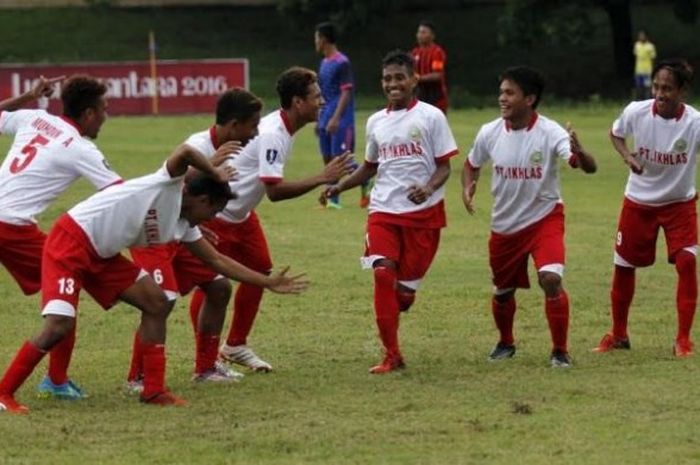 Selebrasi Mannequin Challenge dilakukan para pemain Persihaltim setelah mencetak gol ke gawang Persisum di Stadion Pandanaran, Ungaran, Rabu (23/11/2016). 