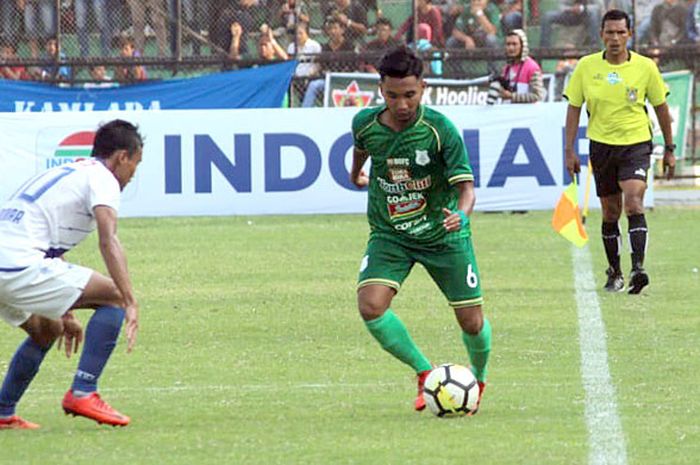  Aksi pemain PSMS Medan, Gusti Sandria (kanan), saat menghadapi PSIS Semarang pada laga pekan ke-21 Liga 1 2018 di Stadion Teladan, Medan, Sumatera Barat, Rabu (12/9/2018). 