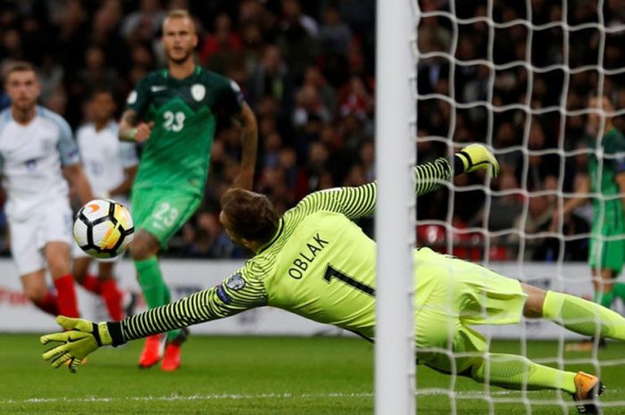 Kiper Slovenia, Jan Oblak, menepis tendangan gelandang Inggris, Jordan Henderson, dalam laga Grup F Kualifikasi Piala Dunia 2018 zona Eropa di Stadion Wembley, London, pada 5 Oktober 2017.