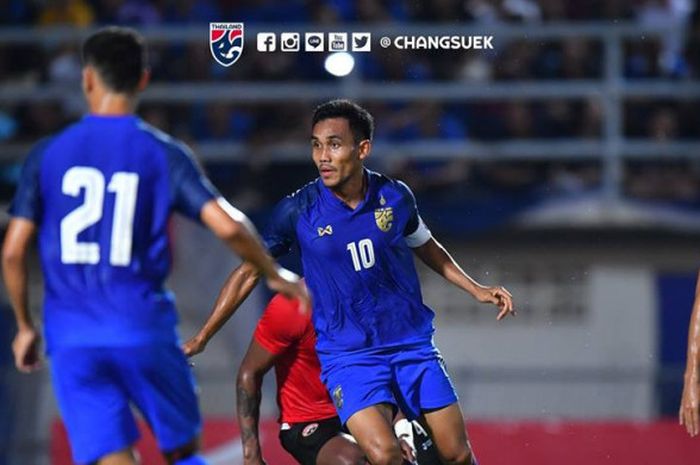  Penyerang timnas Thailand, Teerasil Dangda (tengah) saat melakoni laga kontra timnas Trinidad Tobago pada uji coba di Stadion Municipal Suphanburi, 14 Oktober 2018.  