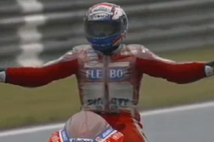 Andrea Dovizioso berselebrasi usai memenangi MotoGP seri Jepang yang digelar Minggu (15/10/2017).