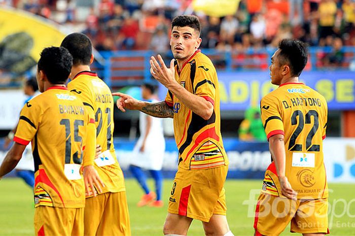 Pemain Mitra Kukar Fernando Rodrigues menyumbang satu gol saat melawan PSIS Semarang dalam laga kedua Grup A Piala Gubernur Kaltim 2018 di Stadion Segiri, Minggu (25/2/2018) sore.