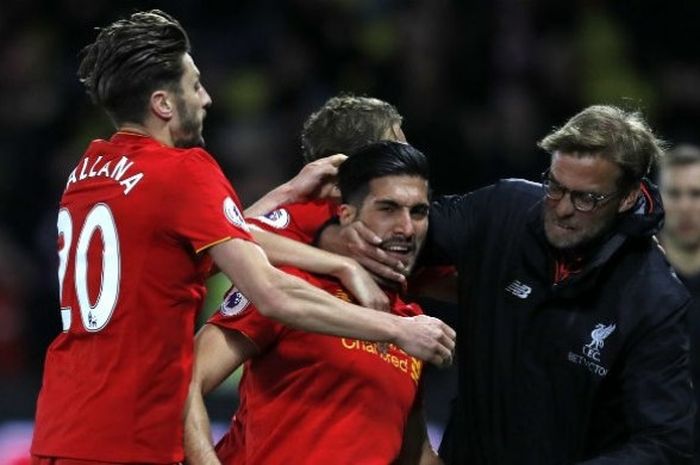 Pelatih Liverpool, Juergen Klopp, memeluk Emre Can dalam pertandingan kontra Watford pada lanjutan Liga Inggris di Stadion Vicarage Road, Senin (1/5/2017). 