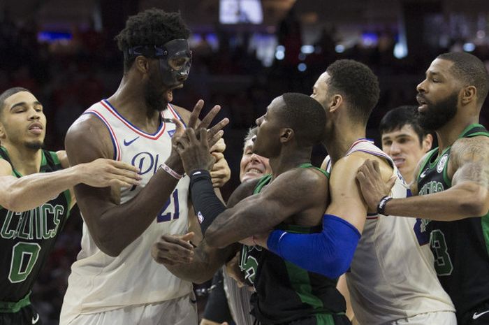 Joel Embiid (Philadelphia 76ers) terlibat keributan dengan Terry Rozier (Boston Celtics) pada semifi