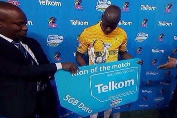 Pemain Hlompo Kekana, Mamelodi Sundowns, mendapat hadiah paket data seluler sebesar 5 GB saat terpilih sebagai Man of The Match.