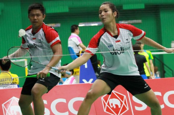 Pasangan ganda campuran Indonesia, Yantoni Edy Saputra (belakang)/Marsheilla Gischa Islami, saat menjalani laga pada turnamen Malaysia International Series 2017.