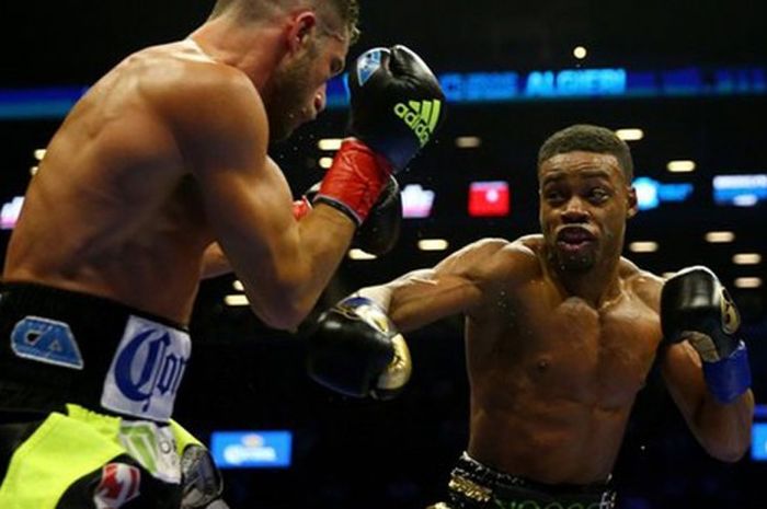 Pertarungan antara Chris Algieri (kiri) melawan Errol Spence, dimenangkan oleh Spence melalui TKO pa