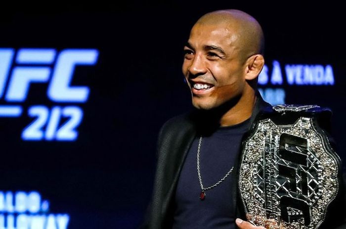 Juara kelas bulu UFC asal Brasil, Jose Aldo, tersenyum saat menghadiri konfrensi pers UFC 212 di Morro da Urca, in Rio de Janeiro, brasil, (11/4/2017).