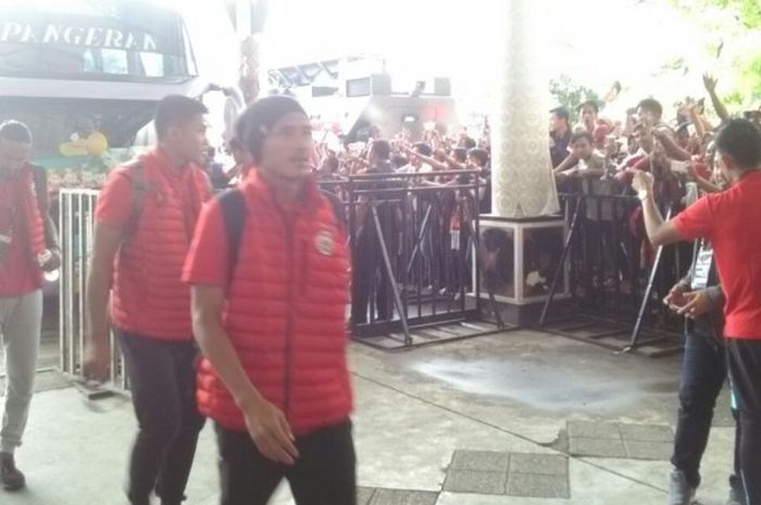 Skuat Persija tiba di Stadion Manahan, Solo untuk berlaga dalam leg kedua babak Semifinal Piala Presiden 2018 melawam PSMS Medan, Senin (12/2/2018)