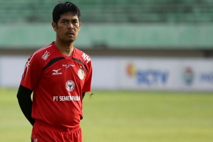 Pelatih Semen Padang, Nilmaizar, mengawasi sesi latihan tim jelang laga perempat final Piala Presiden 2017.