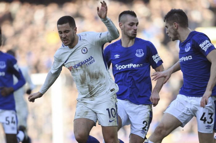 Penyerang Chelsea, Eden Hazard (kedua dari kiri), berduel dengan gelandang Everton, Morgan Schneiderlin (kedua dari kanan) dan Jonjo Kenny, dalam pertandingan Liga Inggris 2017-2018 di Stadion Goodison Park, Liverpool, Inggris, pada Sabtu (23/12/2017).