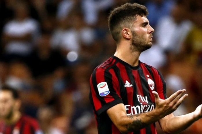 Pemain AC Milan, Patrick Cutrone, dalam laga kontra Cagliari pada Senin (28/8/2017) dini hari WIB.