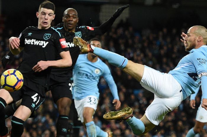 Aksi gelandang Manchester City, David Silva (kanan), saat melepaskan tendangan akrobatik untuk mencetak gol kemenangan ke gawang West Ham United dalam pertandingan Liga Inggris 2017-2018 di Stadion Etihad, Manchester, Inggris, pada Minggu (3/12/2017).