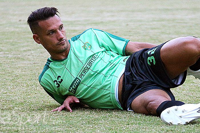 Raphael Maitimo saat mengikuti latihan perdana Persebaya di Gelora Bung Tomo Surabaya, Senin (16/7/2018).