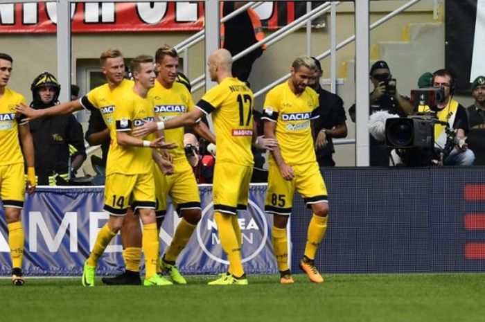 Para pemain Udinese saat merayakan gol mereka ke gawang AC Milan dalam partai Liga Italia di San Siro, Milan, 17 September 2017.