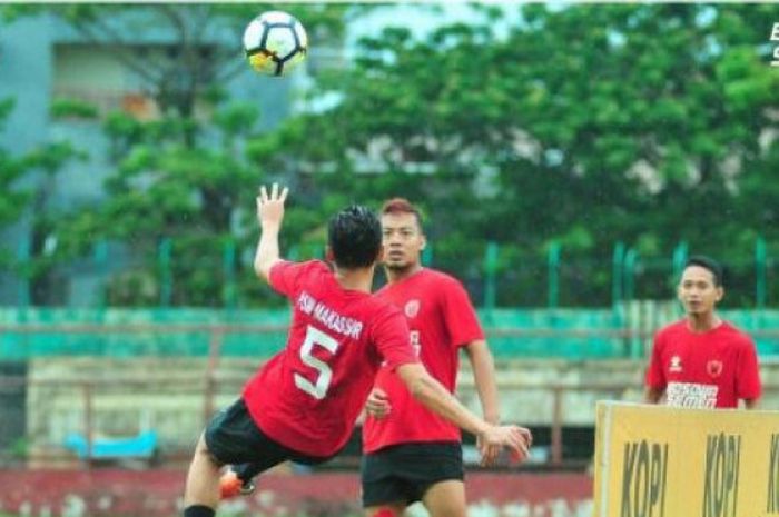 Pemain PSM Makassar lakukan latihan rutin, Minggu (24/9/2017).