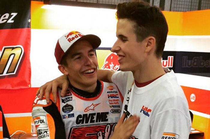 Marc Marquez dan Alex Marquez saat balapan MotoGP Valencia di Sirkuit Ricardo Tormo, Minggu (12/11/2017).