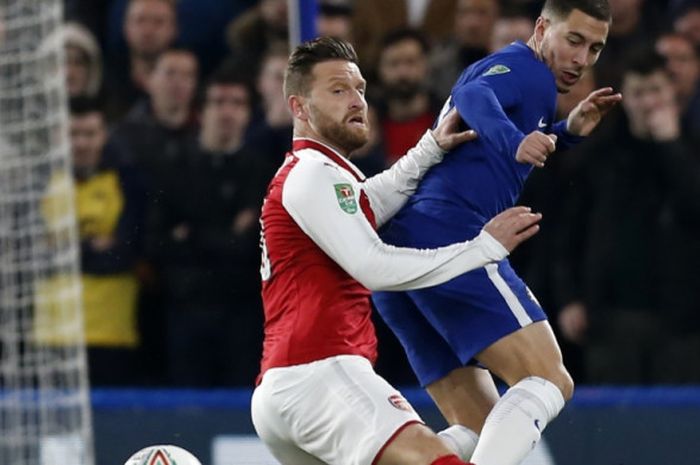 Playmaker Chelsea, Eden Hazard (kanan), dibayangi bek Arsenal Shkodran Mustafi dalam partai Piala Liga Inggris di Stamford Bridge, London, 10 Januari 2018.