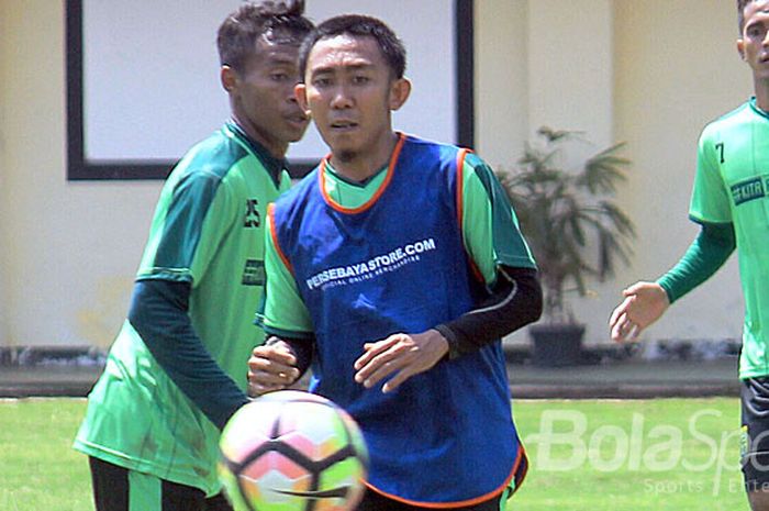 Kapten Persebaya Surabaya, Rendi Irwan, saat berlatih di lapangan Mapolda Jawa Timur jelang babak 8 besar Piala Presiden.