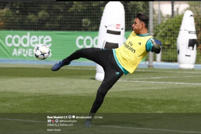 Akis kiper Keylor Navas, saat menjalani sesi latihan Real Madrid.