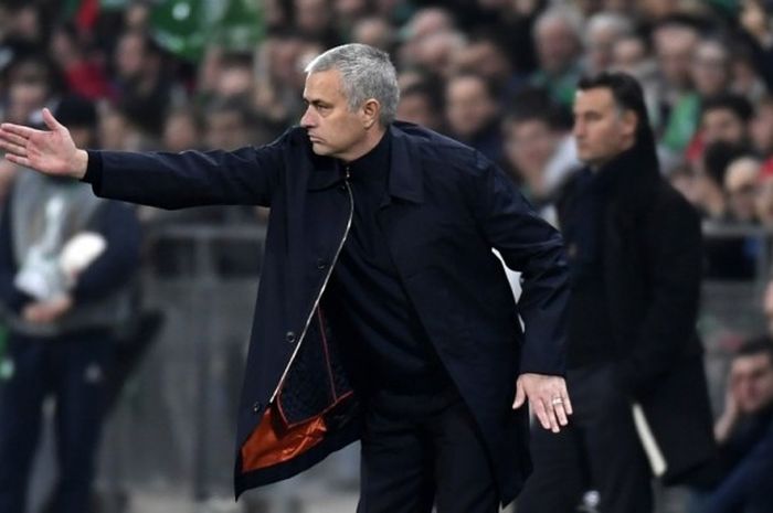 Manajer Manchester United, Jose Mourinho, memberikan instruksi kepada anak-anak asuhnya dalam laga leg kedua babak 32 besar Liga Europa kontra Saint-Etienne di Stadion Geoffroy Guichard, Prancis, pada 22 Februari 2017.