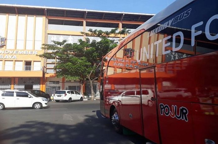 Bus Madura United berada di Stadion Gelora 10 November Surabaya.