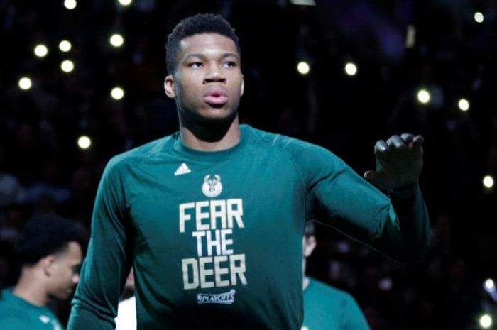 Pebasket Milwaukee Bucks, Giannis Antetokounmpo (#34), berjalan ke dalam lapangan saat diperkenalkan sebelum laga melawan Toronto Raptors pada gim keempat babak pertama play-off NBA Wilayah Timur di BMO Harris Bradley Center, Milwaukee, Wisconsin, Amerika Serikat, 22 April 2017.