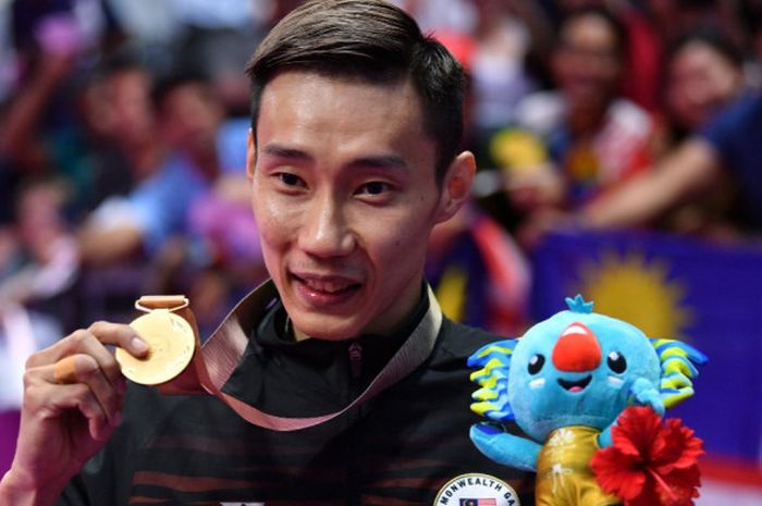 Pebulu tangkis tunggal putra Malaysia, Lee Chong Wei, berpose dengan medali emas yang dia raih dari kategori perorangan Commonwealth Games 2018 seusai mengalahkan Kidambi Srikanth, 19-21, 21-14, 21-14, pada laga final di Carrara Sports and Leisure Centre, Gold Coast, Australia, Minggu (15/4/2018).