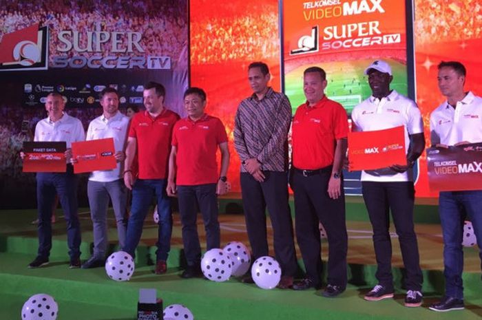 Direktur Utama Telkomsel Ririek Adriansyah (keempat dari kiri) bersama Business Development Director SuperSoccer TV Mirwan Suwarso (keempat dari kanan) serta para pemain legendaris Liga Inggris, Dennis Wise, Dwight Yorke, Robbie Fowler, dan Nigel Winterburn, berpose saat peluncuran layanan VideoMAX SuperSoccer TV di The Pallas, SCBD, Jakarta (6/8/2017).