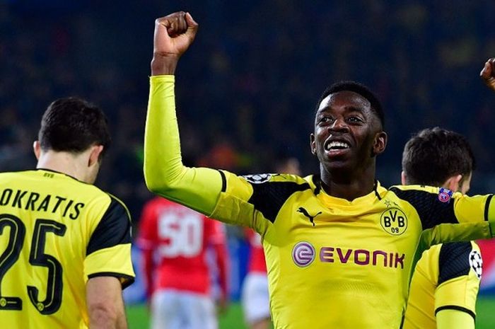 Gelandang Dortmund, Ousmane Dembele (kanan), melakukan selebrasi seusai mengalahkan Benfica dengan skor 3-0 dalam laga leg kedua babak 16 besar Liga Champions 2016-2017 di Dortmund, pada 8 Maret 2017.