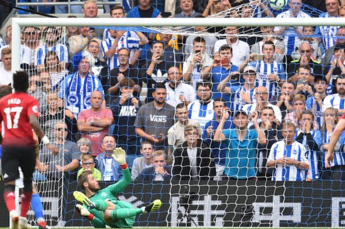 Proses gol yang diciptakan penyerang Brighton & Hove Albion, Glenn Murray, ke gawang Manchester United pada laga kedua Liga Inggris di Stadion American Express Community, Minggu (19/8/2018).