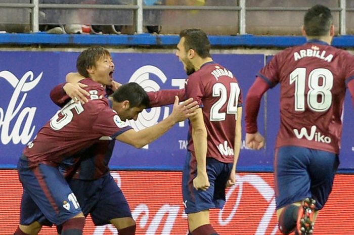 Pemain sayap SD Eibar, Takashi Inui (kedua dari kiri), merayakan gol yang dia cetak ke gawang Valencia CF dalam laga Liga Spanyol di Stadion Ipurua, Eibar, pada 16 Desember 2017.