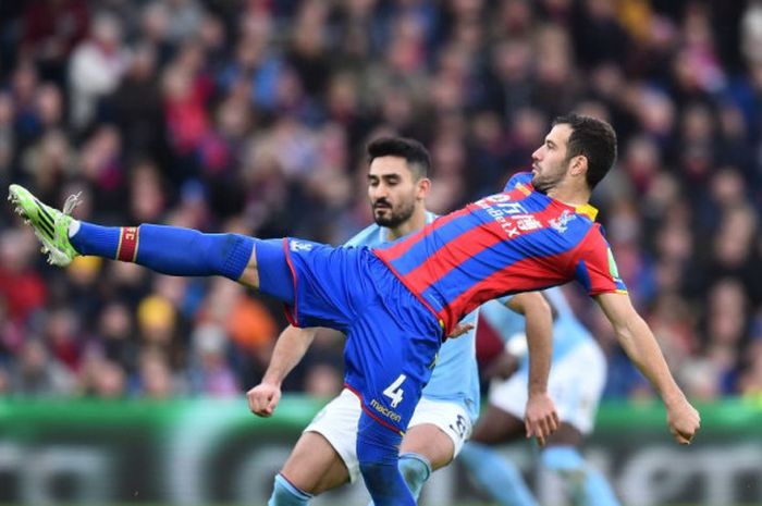 Luka Milivojevic mencoba mengambil bola saat dalam pengawalan Ilkay Guendogan saat Crystal Palace menjamu Manchester City di Selhurst Park, Minggu (31/12/2017). 